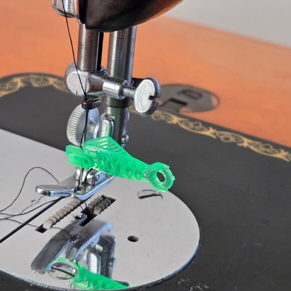 Free with Any Bundle Purchase! Fish-Type Sewing Machine Needle Threader - Picture 6 of 6